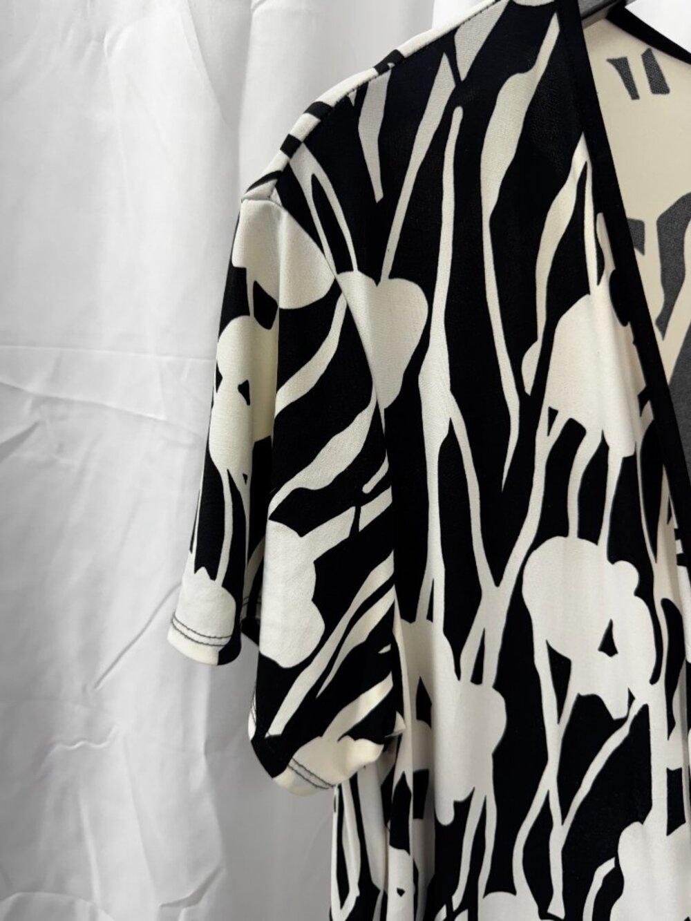 Chicos Black White Abstract Floral Faux Wrap Knee Length Dress Sz L - Picture 5 of 15